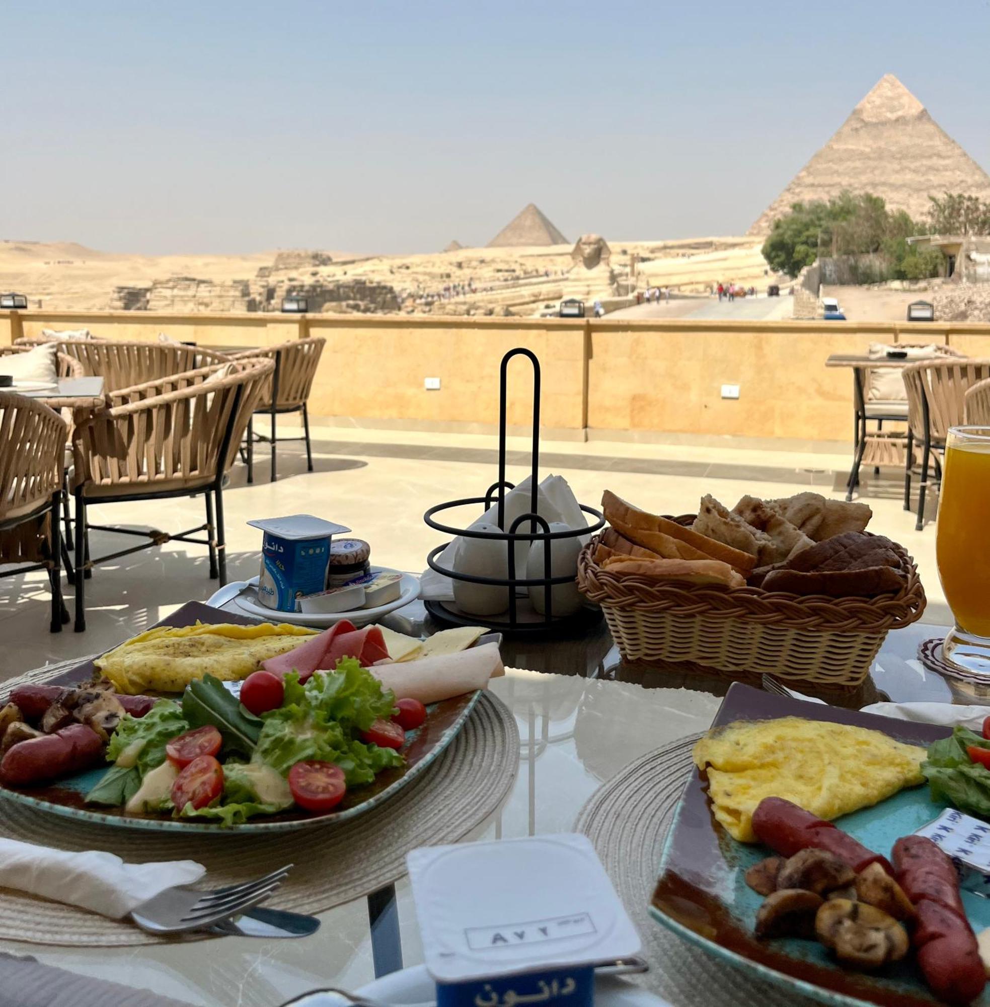 The Gate Hotel Front Pyramids & Sphinx View Kafrat al Jabal Exterior photo