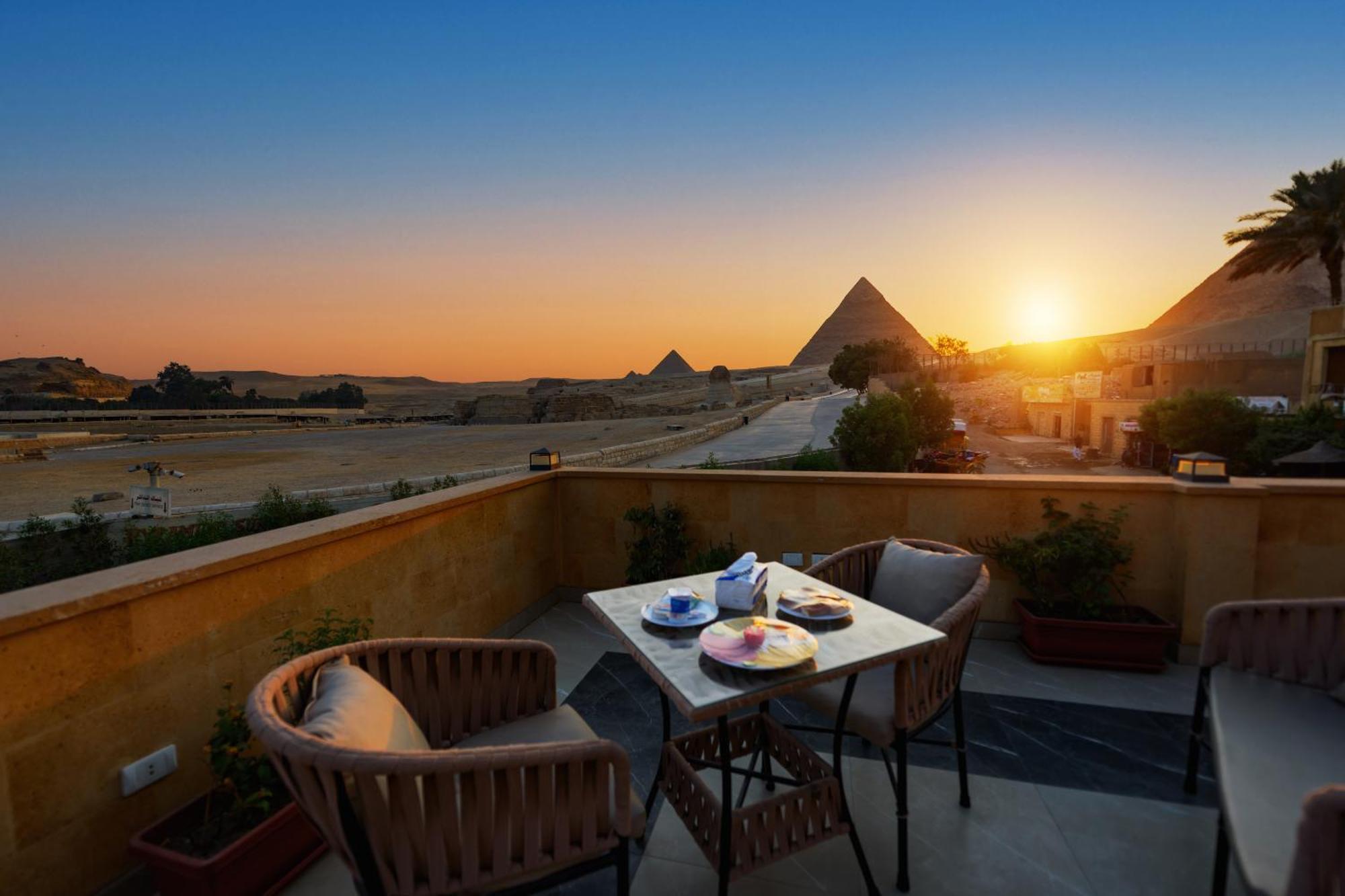 The Gate Hotel Front Pyramids & Sphinx View Kafrat al Jabal Exterior photo