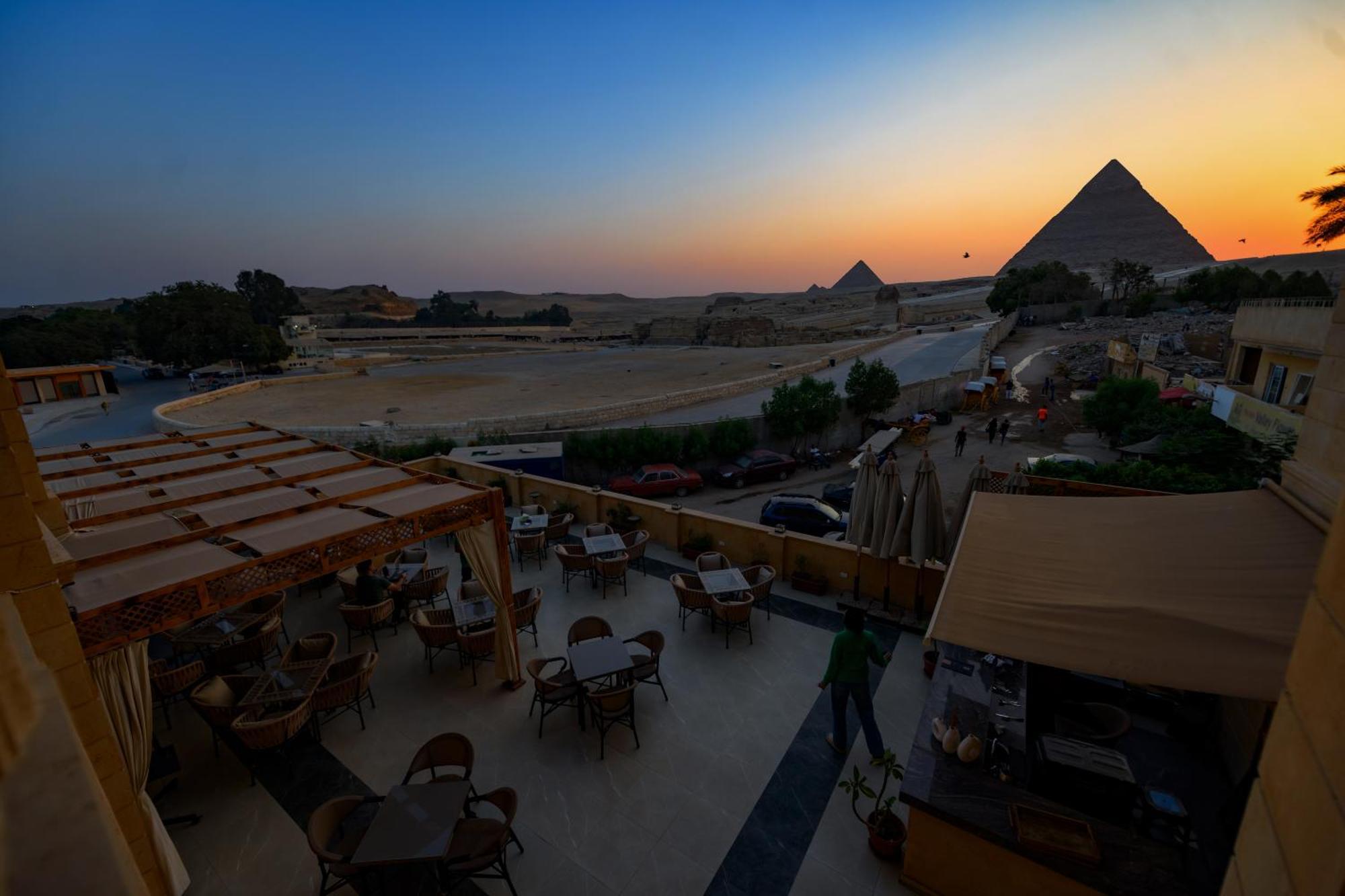 The Gate Hotel Front Pyramids & Sphinx View Kafrat al Jabal Exterior photo
